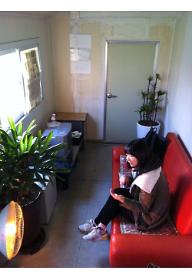 사이에서 자란다