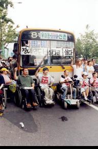 장애인 이동권 투쟁보고서-버스를 타자